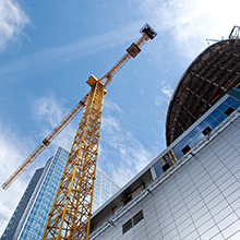 Lyftkran på byggarbetsplats