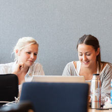 Studenter i högskolebiblioteket
