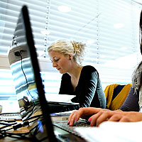 Student i högskolebiblioteket