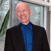 Colin Barnes är gästprofessor på Högskolan under två år. Han är till vardags verksam vid Centre for disability studies i Storbritannien.