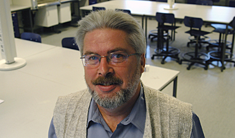 Christer Gruvberg har lång erfarenhet av att undervisa i kemi, både på gymnasiet och högskolan. Nu har hans erfarenheter av kemiexperiment och laborationer resulterat i en avhandling. Bild: ANNIKA JOHANSSON