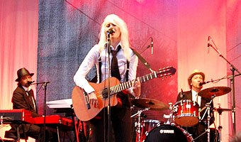 En av kvällens höjdpunkter: Amanda Jenssen med band. <br>Bild: Petter Knutsson