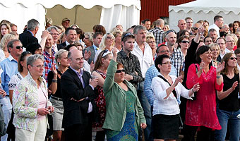 Stämningen var på topp bland personalen när 100 % stod på scen. <br>Bild: Ida Lövstål