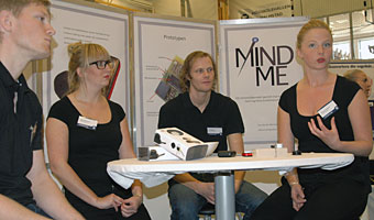 Dan Lilja, Malin Albertsson, Per Mattsson och Victoria Hedman har samarbetat över programgränserna i sitt examensprojekt MindMe.