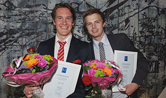 Rasmus Larsson och Johan Hallberg, glada förstapristagare och mottagare av 100 000 kronor. Bild: BJÖRN KALLA
