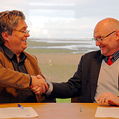 <b>Smart samarbete.</b> "Det är mycket bättre att samarbeta än att var och en ska bygga upp egna dyrbara labbmiljöer", säger Romulo Enmark och Bill Brox. Bild: Roland Thörner.