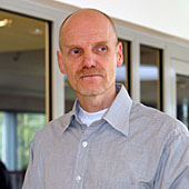 Professor Pauli Rinatala från Finland delger – både på ”för"-konferensen och den nordiska – sitt hemlands erfarenheter i frågan om att förbättra skolidrotten för barn och ungdomar med funktionshinder.