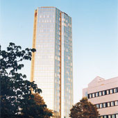 1992: Trade Center invigs och blir symbol för Högskolan