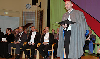 Högskolan i Halmstad är ett ungt lärosäte. 25-årsjubileum firades förra året. Det har hänt mycket under ett kvarts sekel. I dag har högskolor och universitet i Sverige cirka 400 000 studenter. ”Det är 100 gånger fler än för 100 år sedan. För 100 år sedan fanns det färre studenter i Sverige än Högskolan i Halmstad har i dag”, sade professor Thorsteinn Rögnvaldsson sitt presentationstal.