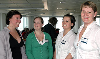 Liza Blad, Helen Andersson, Magdalena Zatwernicka och Elena Sysenko är studenter på programmet Hållbar turismutveckling och är mycket nöjda med deltagandet i konferensen om guidade turer. <br />Bild: ANNIKA JOHANSSON