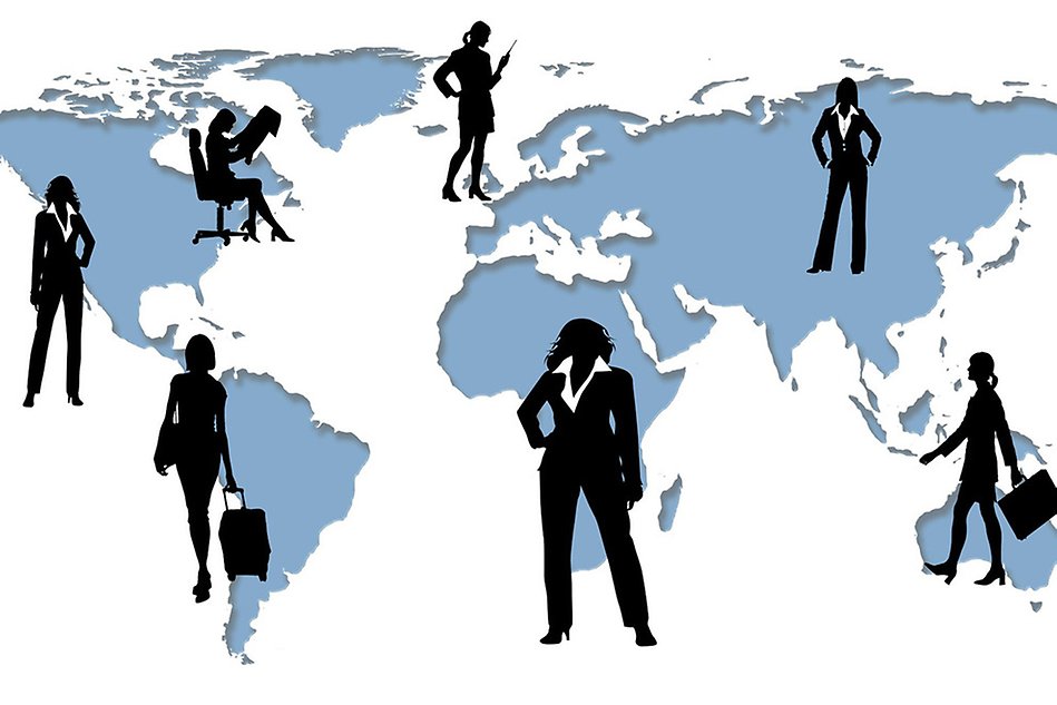 En världskarta med svarta silhuetter föreställande personer i kostym. Grafik.