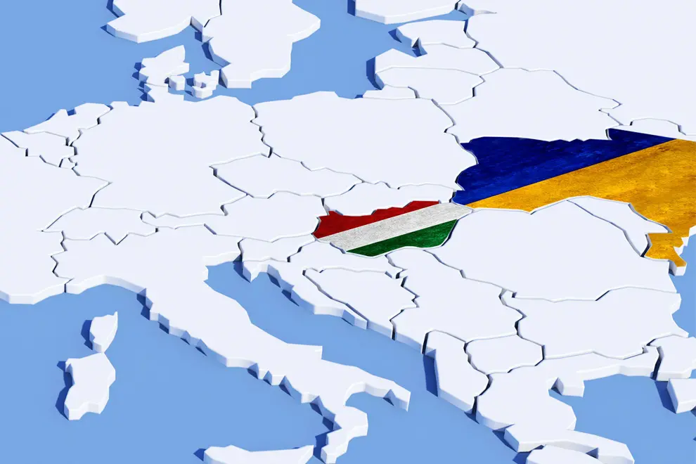 En karta över Europa där Ungern och Ukraina är markerade med sina nationsflaggor. Illustration