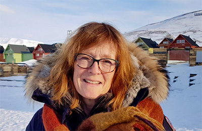 Kvinna i snölandskap. Foto
