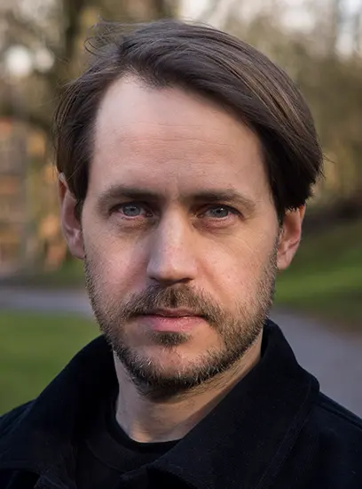 Porträttbild på person i utomhusmiljö. Foto