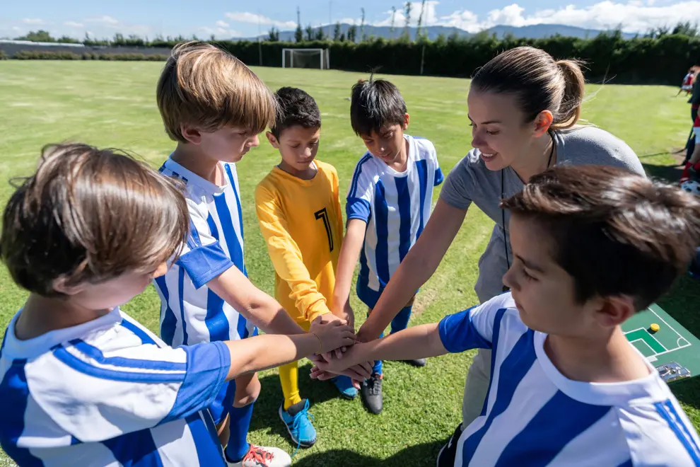 En grupp små barn som står runt varandra.