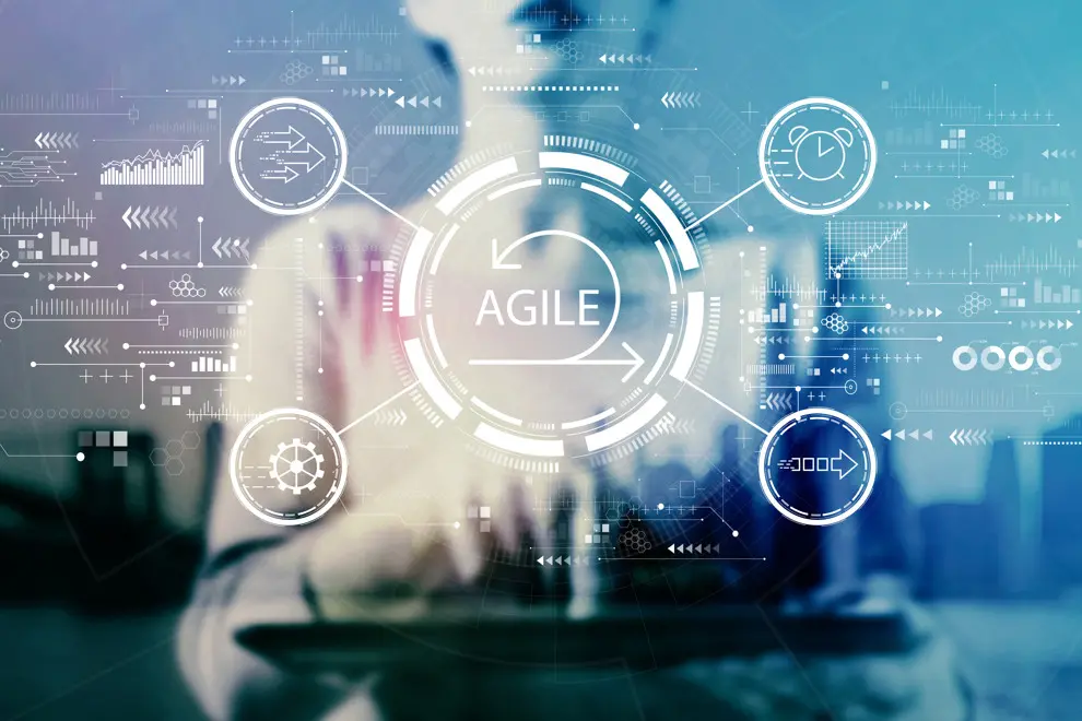 En person i bakgrunden. I förgrunden olika grafiska element, till exempel en cirkel med ordet "agile" i. Illustration