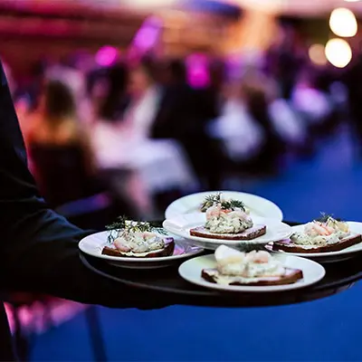 fyra smörrebröd på en bricka. foto.