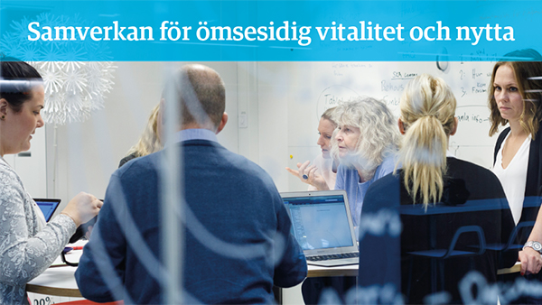 En grupp människor står bakom en glasvägg och pratar. Texten "Samverkan för ömsesidig vitalitet och nytta" på blå platta. Foto.