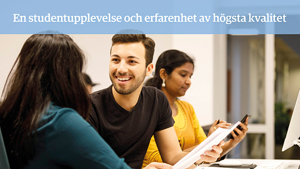 En leende man tittar på en kvinna med ryggen vänd mot kameran. Texten "En studentupplevelse och erfarenhet av högsta kvalitet" mot blå platta. Foto.