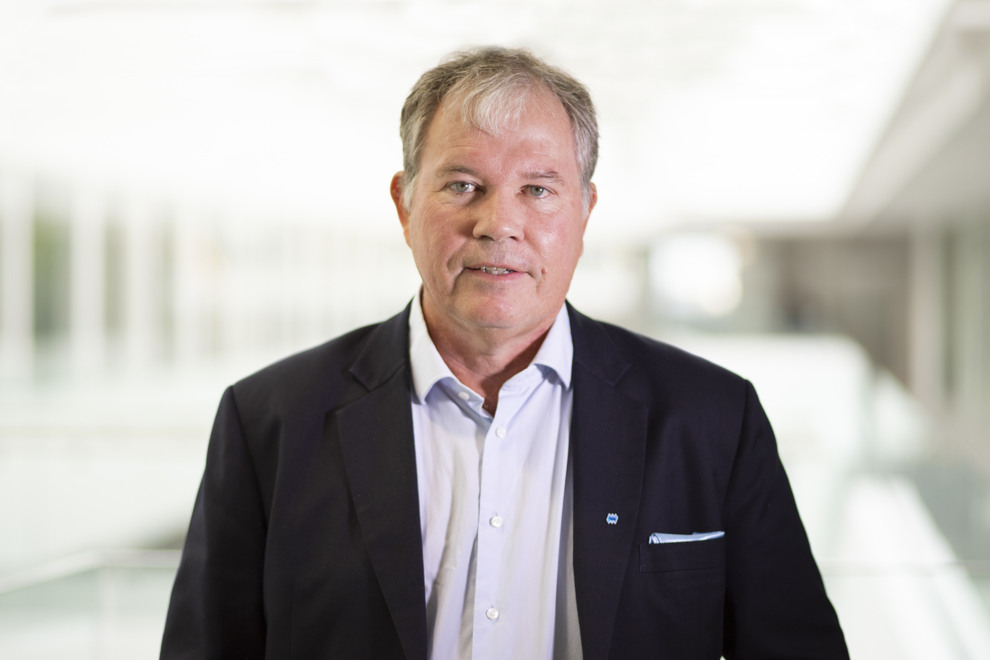 Svante Andersson står i en av Högskolans lokaler.