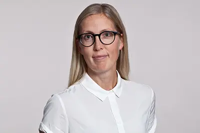 Person som tittar in i kameran. Foto