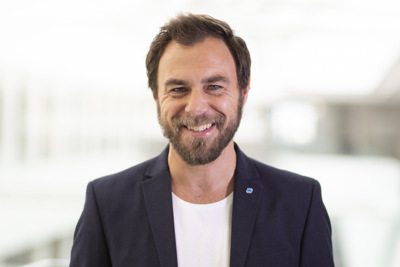En person som ler mot kameran. Foto