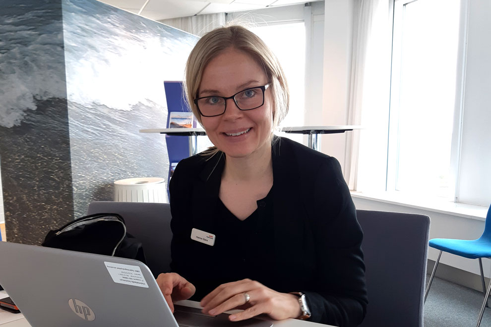Svartklädd kvinna vid en laptop. Foto.