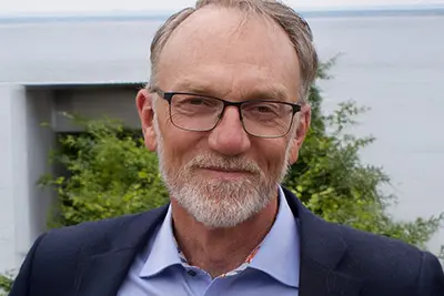 Porträttbild på person som tittar in i kameran. Foto