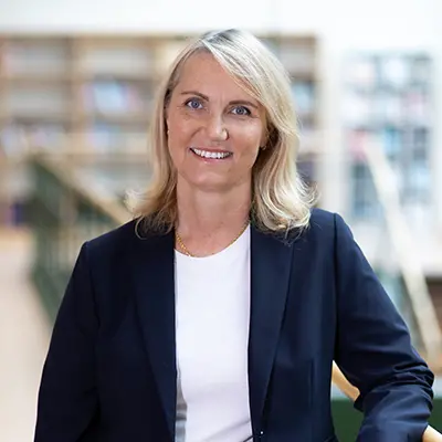 Porträtt av en person med ljust hår. Foto.