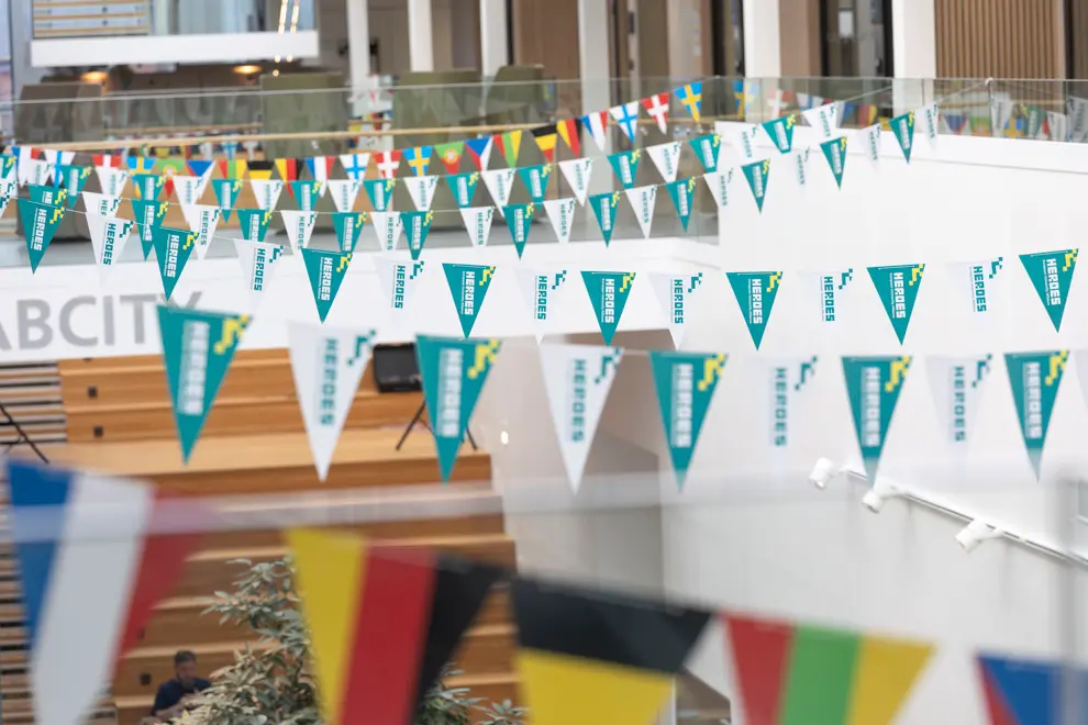 Vimplar med länders flaggor och vimplar med texten Heroes.