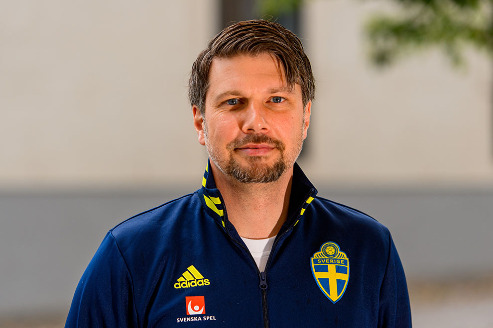 Porträtt på man som tittar in i kameran. Foto