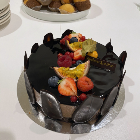 Chokladtårta med bär. Foto.