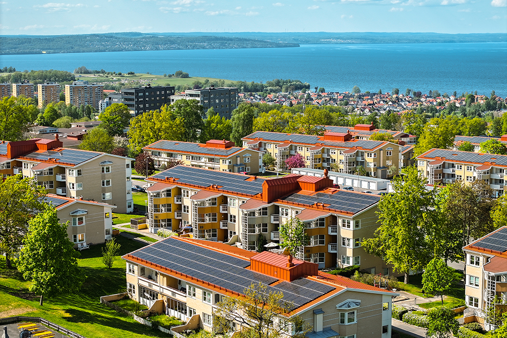Många flerbostadshus med solecellspaneler på taken. Foto 