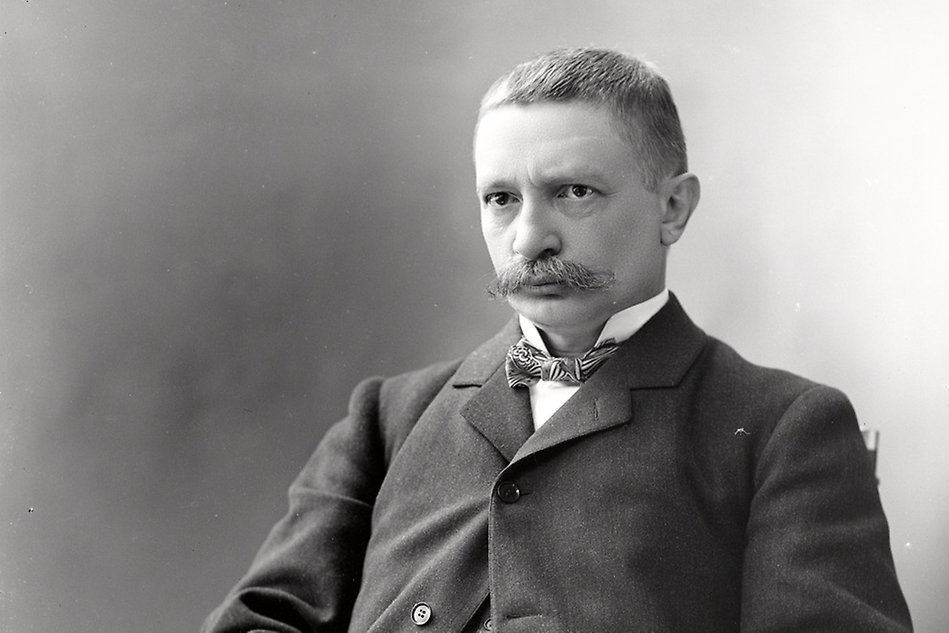 A black and white portrait of a man, taken in the 19th century. Photo. 