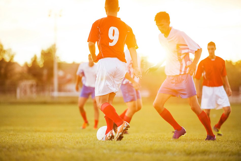 Fotbollsspelare som spelar match på en fotbollsplan. Foto.