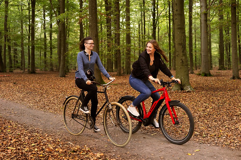 Två personer som cyklar på Galgberget i Halmstad. Foto. 