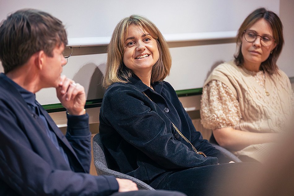 En animerad bild på Högskolans jubileumslogotype omsluten av hörlurar. Bilden är ett kollage.