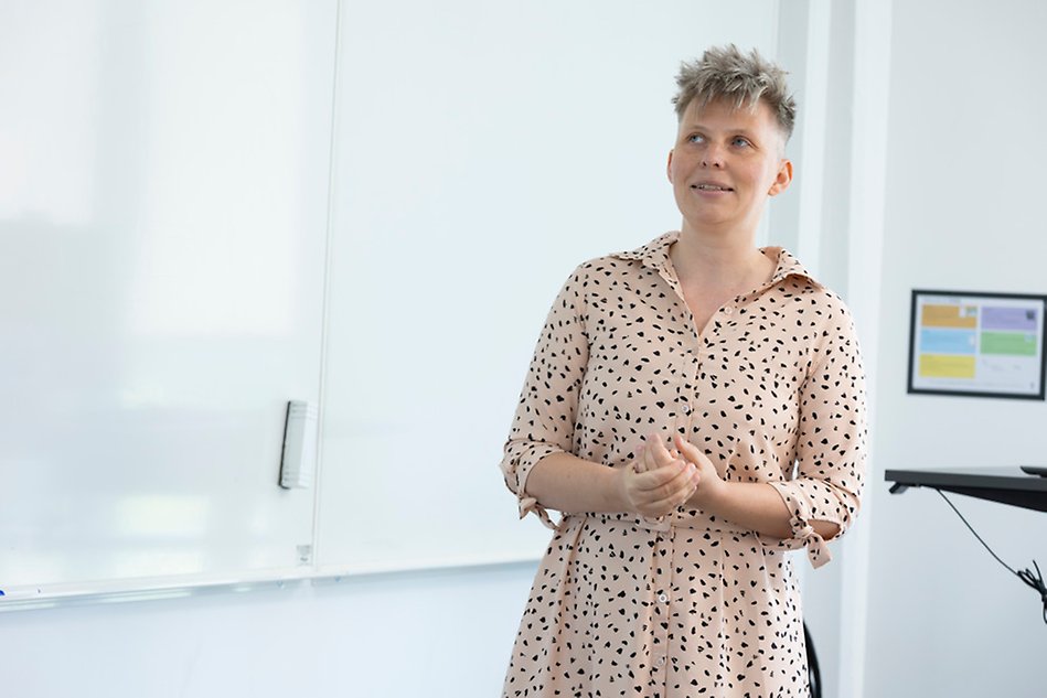 Porträttbild på en blond kvinna. Foto.