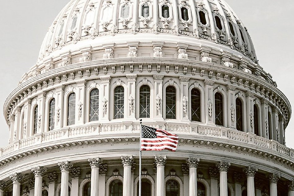 Stor byggnad med kuppol och den amerikanska flaggan i Washington DC