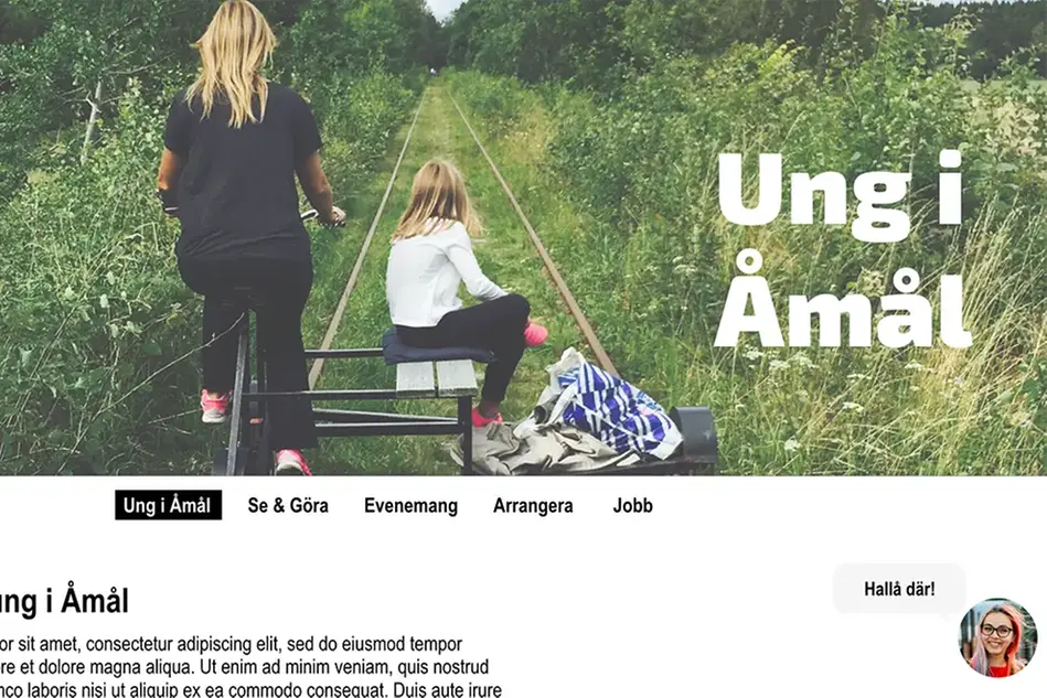 Skärmbild från webbsidan Ung i Åmål, ett foto med två flickor på en dressin i skogsmiljö dominerar sidan.