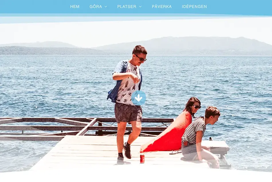 Skärmdump från webbsida med stor bild på tre personer på en brygga, blått glittrande hav i bakgrunden.