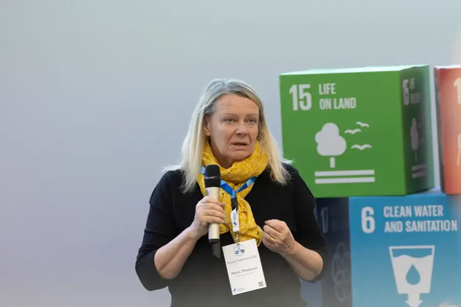 Person som håller en mikrofon.