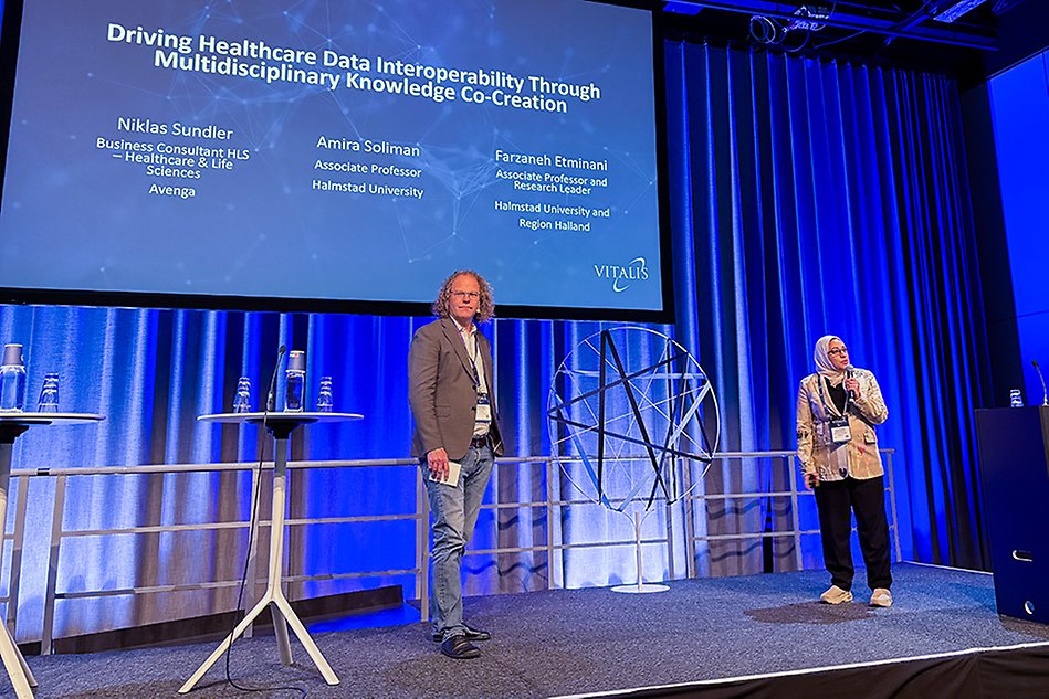 En man och en kvinna står på en scen och presenterar