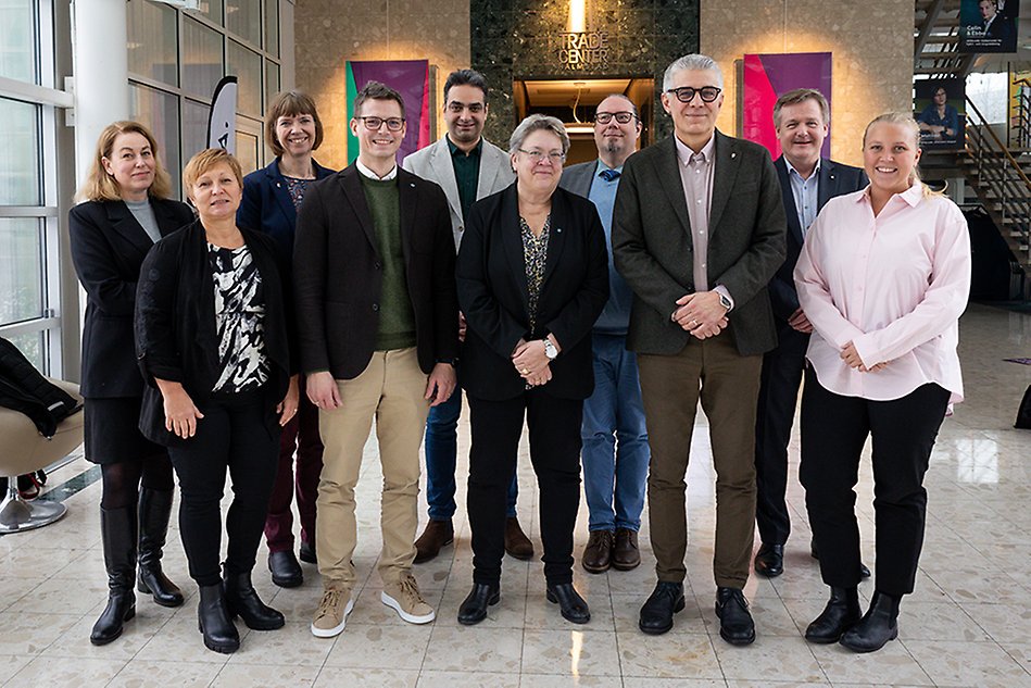 Ett gruppfoto på tio personer.