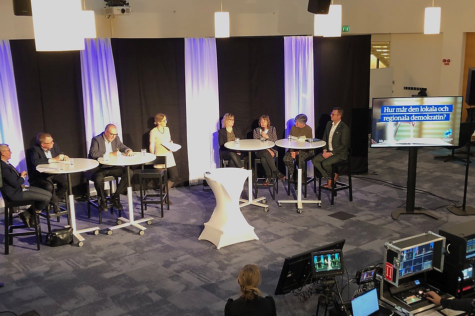 En scen med två bord och personer som står vid dem.