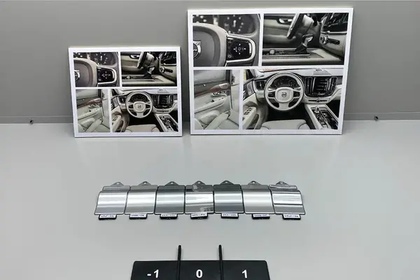 Test av fordonsinteriör med metallprover för ytfinish.