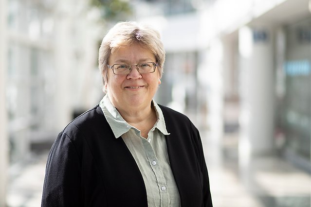 Portrait of woman smiling and looking into camera. Photo.