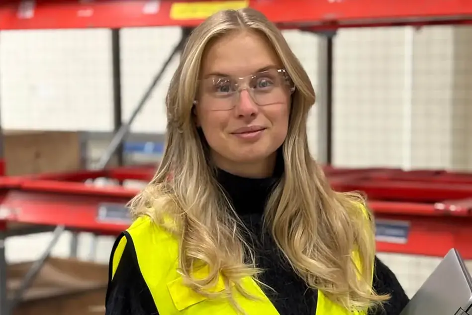 Man i vit skjorta och kavaj. Foto.