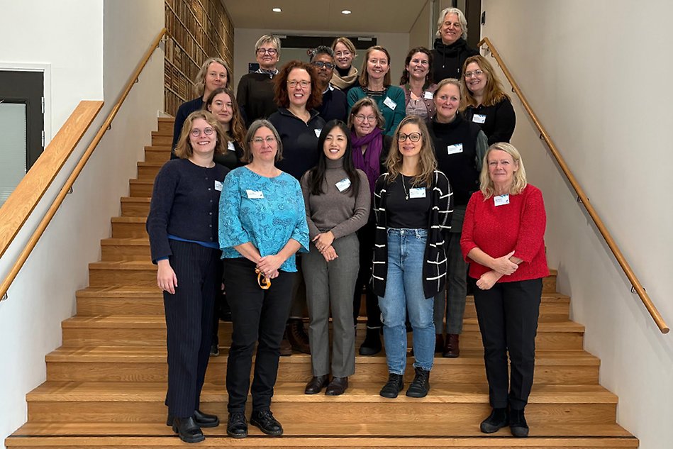 En grupp människor i en trappa. De ler in i kameran. 