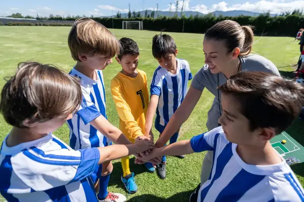 En grupp små barn som står runt varandra.